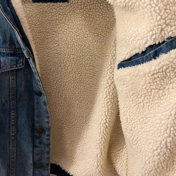 Men’s Faux Shearling Lined Trucker Jean Jacket - Picture 5 of 6